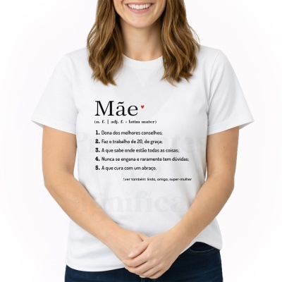 T-shirt branca com definição impressa da palavra Mãe