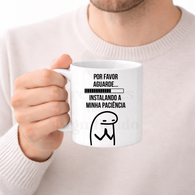 Caneca branca com texto e desenho a preto