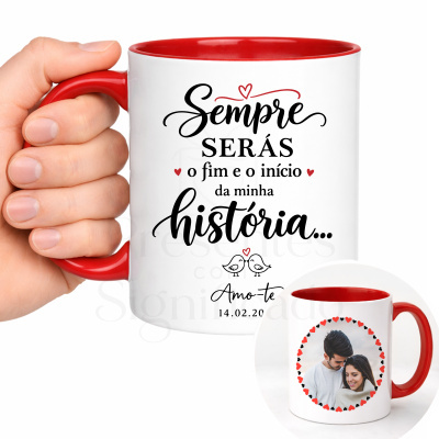 Caneca branca com interior e pega vermelhas com texto romântico e foto de casal rodeada de corações.