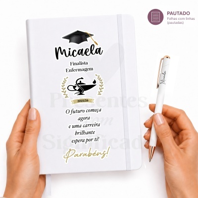 Caderno branco e caneta personalizada com nome Micaela e mensagem de finalista de enfermagem