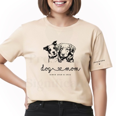 T-shirt bege com estampa preta de dois cães e texto dog mom since 2018 & 2022