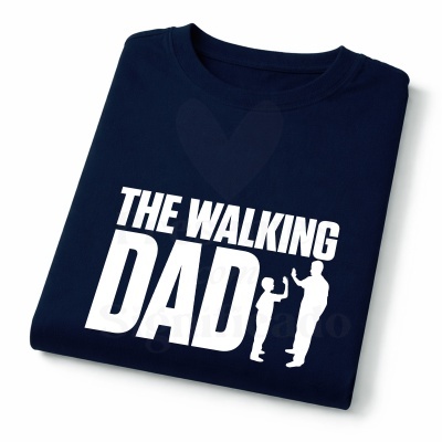 T-shirt azul escura com texto e silhuetas brancas