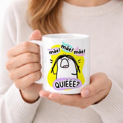 Caneca branca com ilustração colorida e texto humorístico em português.