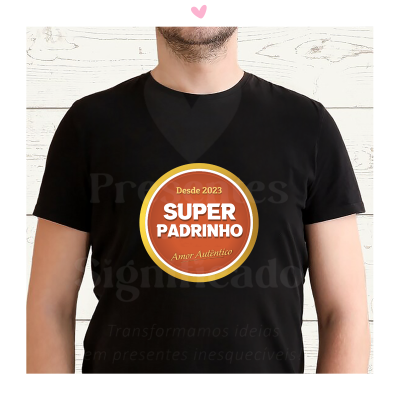 T-shirt preta com etiqueta redonda colorida e texto 'SUPER PADRINHO'