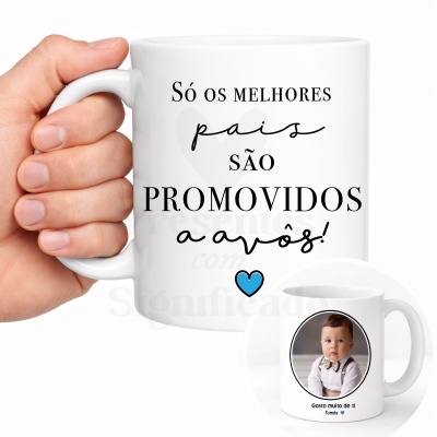 Caneca branca com texto em preto e detalhe de coração azul, com imagem de bebé e texto na parte de trás