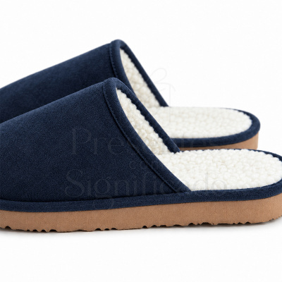 Chinelos de interior azuis com interior felpudo branco e sola castanha