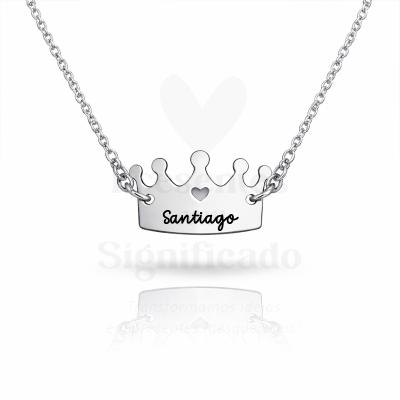 Colar prateado com pendente de coroa e nome Santiago