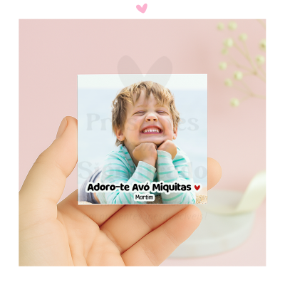 Fotografia de criança sorridente com mensagem para avó em fundo cor de rosa