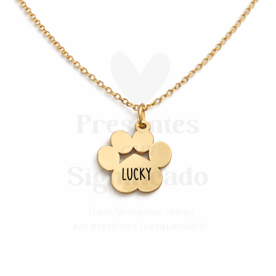Colar dourado com pendente em forma de pata com a palavra LUCKY