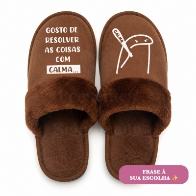 Chinelos castanhos felpudos com texto e desenho em branco.
