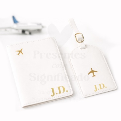 Conjunto elegante de capa para passaporte e etiqueta de bagagem brancos com detalhes dourados