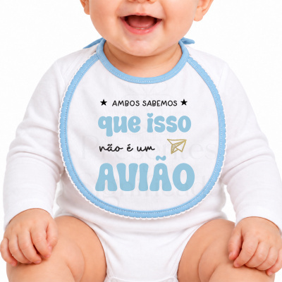 Babador branco com borda azul contendo texto em português usado por bebé.
