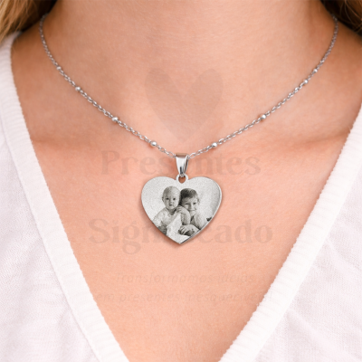 Colar prateado com pendente em forma de coração com foto gravada