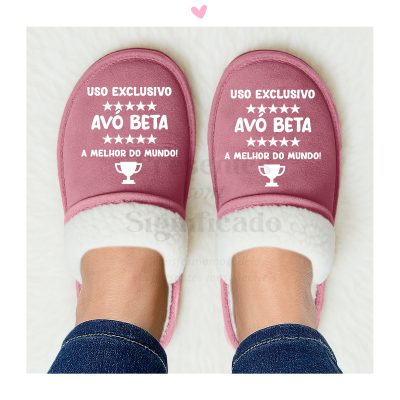 Chinelos rosa com interior de pelo branco e texto branco para avó