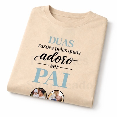 Camisola bege com texto em azul e preto e fotos de pai com criança