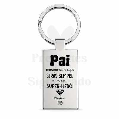 Porta-chaves metálico prateado com texto gravado em português e desenho de super-herói.