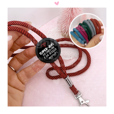 Lanço para pulseira colorida vermelho e preto com etiqueta preta e gancho metálico