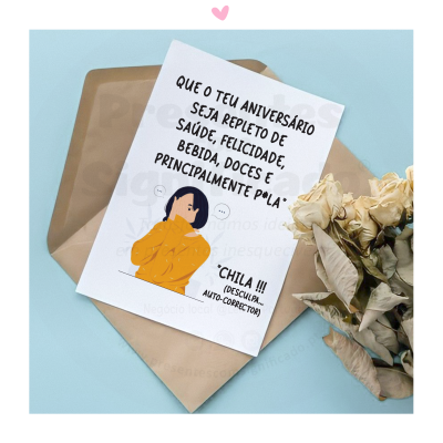 Cartão de aniversário com texto em português e ilustração de pessoa com camisola amarelo-alaranjada