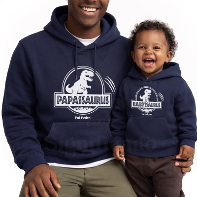 Pai e filho com sweatshirts azuis com capuz e estampas de dinossauro e texto personalizado.