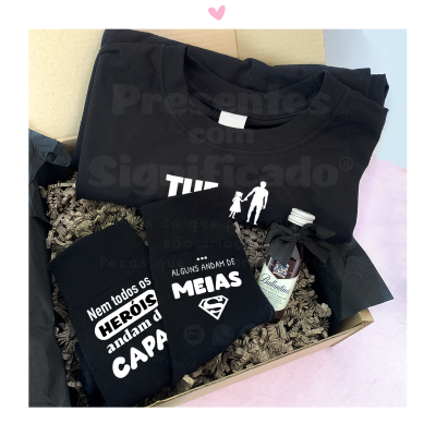 Caixa de presente com t-shirt, meias com texto e pequena garrafa decorativa