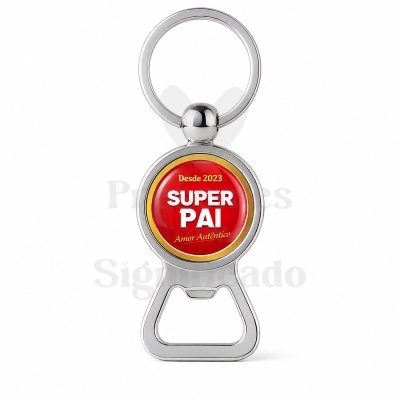 Chaveiro metálico prateado com abregarrafas e texto SUPER PAI vermelho e dourado