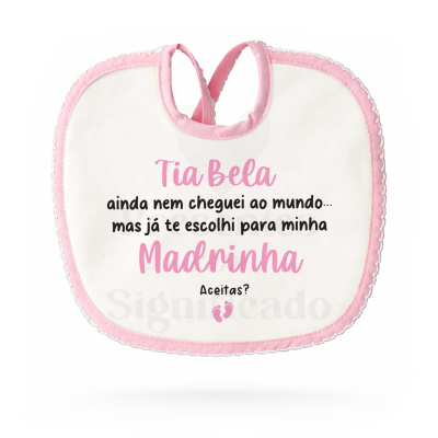 Babete branco com borda rosa e texto rosa e preto com convite para madrinha