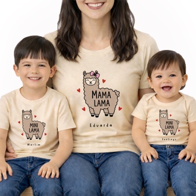 Três t-shirts bege com estampado de lhama castanha e corações vermelhos, texto personalizado com nomes