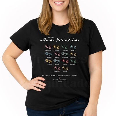 T-shirt preta com texto e mãos coloridas estampadas