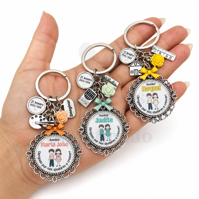 Porta-chaves personalizados com nome e mensagens de agradecimento, decorados com laços, flores e pendentes variados.