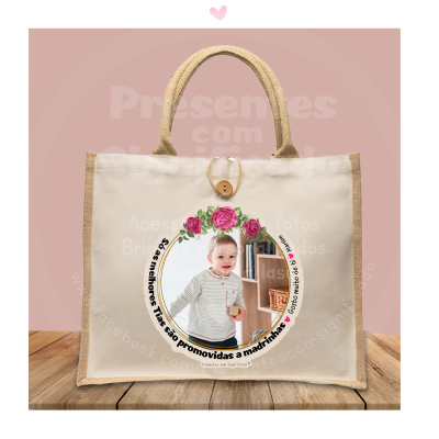 sacola de tecido bege com foto de bebé e texto em português, alças e botão de madeira
