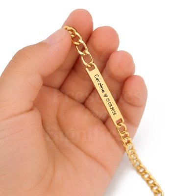 Pulseira dourada com placa gravada com nome e data