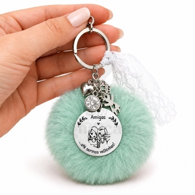Chaveiro com pompom verde água, fita branca e medalha com texto e ilustração