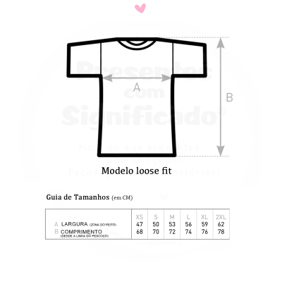 Modelo de t-shirt loose fit branca com guia de tamanhos em cm para XS a 2XL
