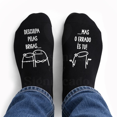 Meias pretas com texto e ilustrações brancas