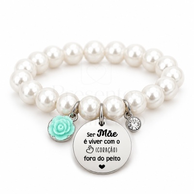 Pulseira de pérolas brancas com pendentes, incluindo pendente redondo com texto em português e pendente com flor azul