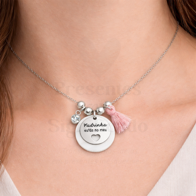 Colar prateado com pendente redondo e frase gravada, borla rosa e pedra brilhante