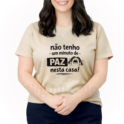 T-shirt bege com texto e ilustração preta numa mulher