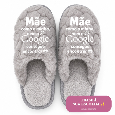 Chinelos cinzentos de pelúcia com texto em branco