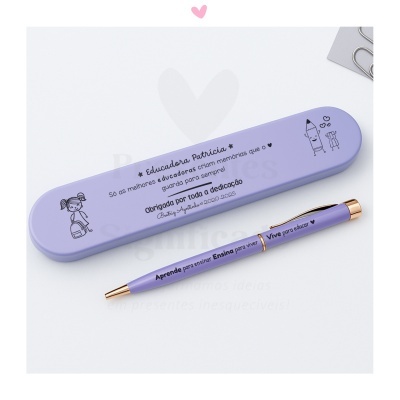Estojo e caneta roxos com texto personalizado para educadora, decorados com desenhos de menina e lápis e régua.