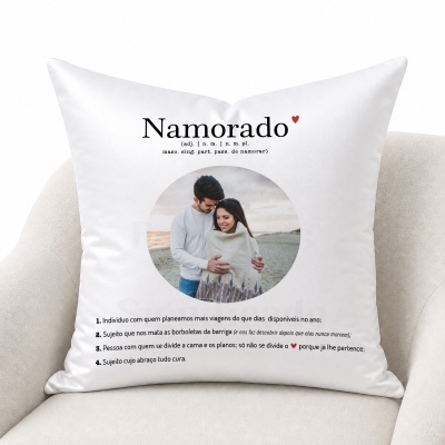 Almofada branca com a palavra Namorado e definição em português, com imagem de casal abraçado numa praia.