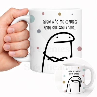 Caneca branca com ilustrações e texto em português