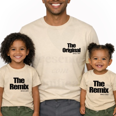 Homem adulto e duas crianças com t-shirts bege estampadas com texto preto