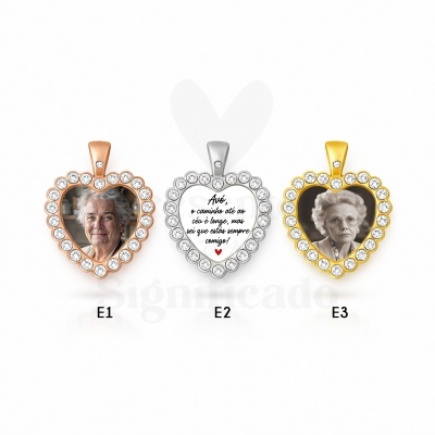 Três pendentes coração com pedras brilhantes em tons dourado, prateado e rosa dourado e texto em pendente prateado