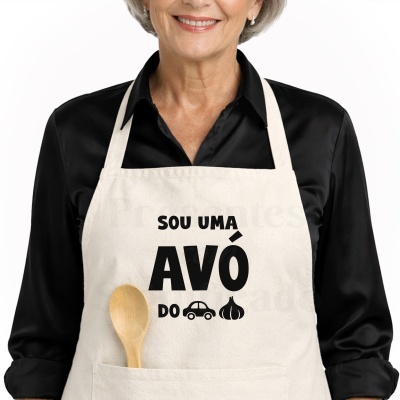 Mulher a usar avental com texto e ilustrações a preto e colher de pau no bolso