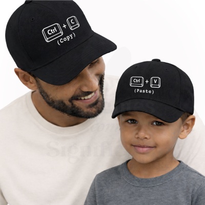Homem e criança a usar bonés pretos com teclas de atalho Ctrl+C e Ctrl+V e vestuário casual.