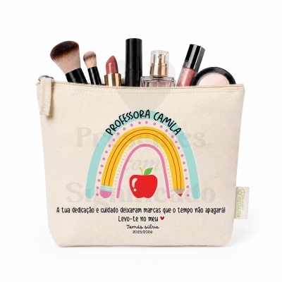 Necessaire bege com decoração de arco-íris e maçã, com texto personalizado, cheio de produtos de maquilhagem