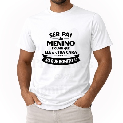 T-shirt branca com texto preto sobre ser pai de menino