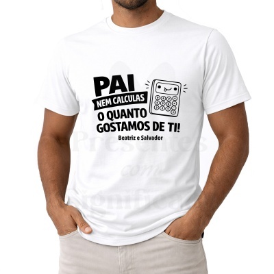 T-shirt branca com texto e desenho de calculadora preta