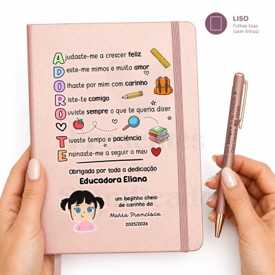 Caderno rosa com texto e ilustrações, acompanhado de caneta rosa com frase gravada.