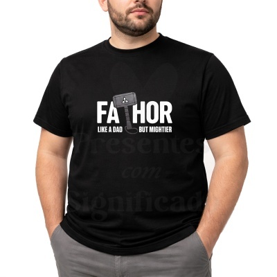 Homem a usar t-shirt preta com estampa branca FATHOR LIKE A DAD BUT MIGHTIER e calças cinza.